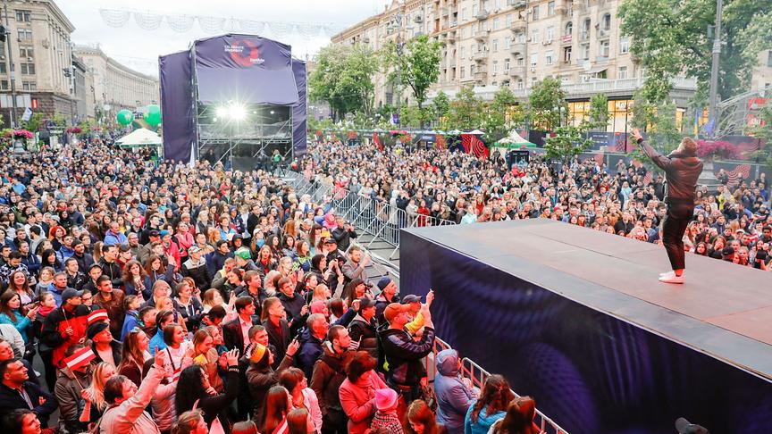 © ORF/Roman Zach-Kiesling Nathan Trent in Kiew: Performance im Eurovision Village: Nathan Trent