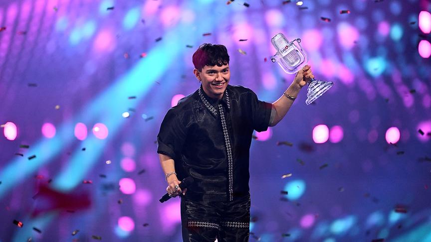 © APA/AFP/Fabrice COFFRINI Der österreichische Sänger Johannes Pietsch, bekannt als JJ, vertritt Österreich mit dem Song „Wasted Love“ und tritt nach seinem Sieg im großen Finale des Eurovision Song Contest 2025 am 18. Mai 2025 in der St. Jakobshalle in Basel auf.