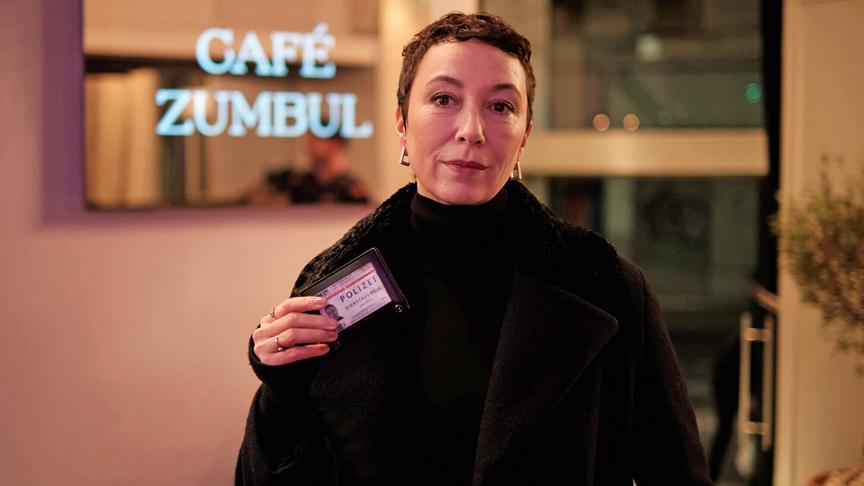 © ORF/ARD Degeto/Mona Film/SquareOne Production/Philipp Brozsek "Euer Ehren (1)": Kommissarin Kirchner (Ursula Strauss) sucht den serbischen Sailovic-Clan auf.