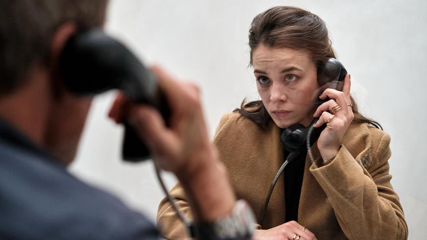 © ORF/ARD Degeto/Mona Film/SquareOne Production/Philipp Brozsek "Euer Ehren (1)": Was soll der Clan machen? Arija (Paula Beer) besucht ihren Vater Radan Sailovic (Marek Wlodarczyk) im Gefängnis.