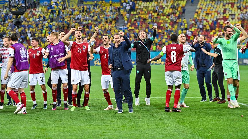 Österreichs deutscher Trainer Franco Foda (C) feiert mit seinen Spielern nach dem Gewinn des Fußballspiels der Gruppe C der UEFA EURO 2020 zwischen der Ukraine und Österreich am 21. Juni 2021 in der National Arena in Bukarest.