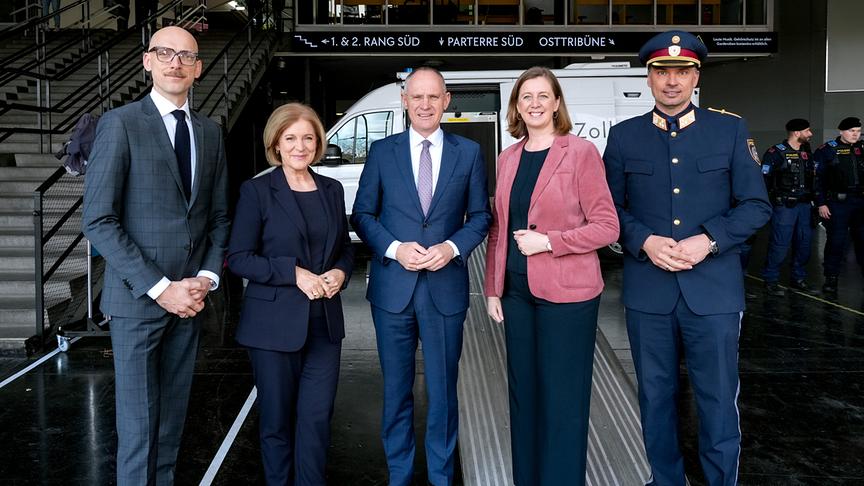Gruppenfoto mit Stadthallen-Chef Thomas Waldner, ORF-Generaldirektorin Ingrid Thurnher, Innenminister Gerhard Karner, Staatssekretärin Barbara Eibinger-Miedl und Landespolizeivizepräsident Dieter Csefan in der Wiener Stadthalle