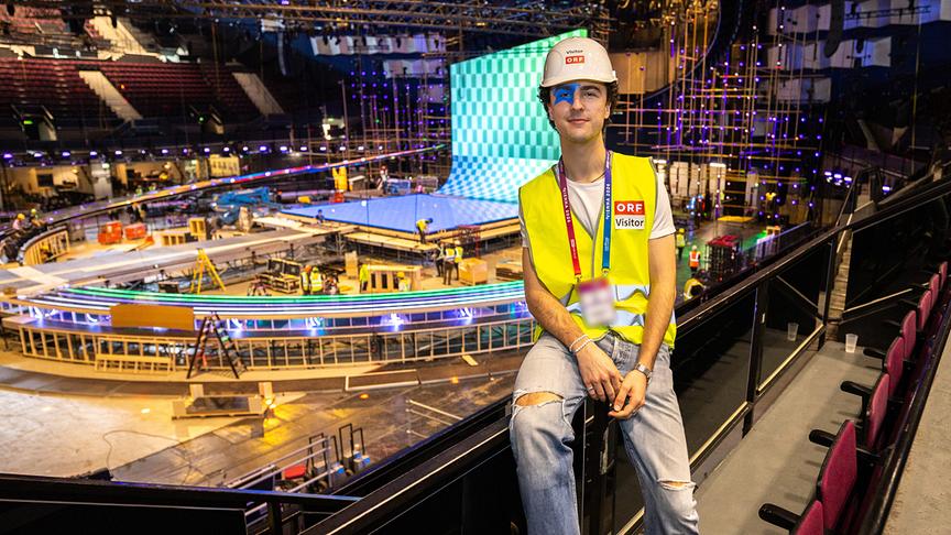 COSMÓ mit Schutzhelm bei der Stadthallen-Besichtigung
