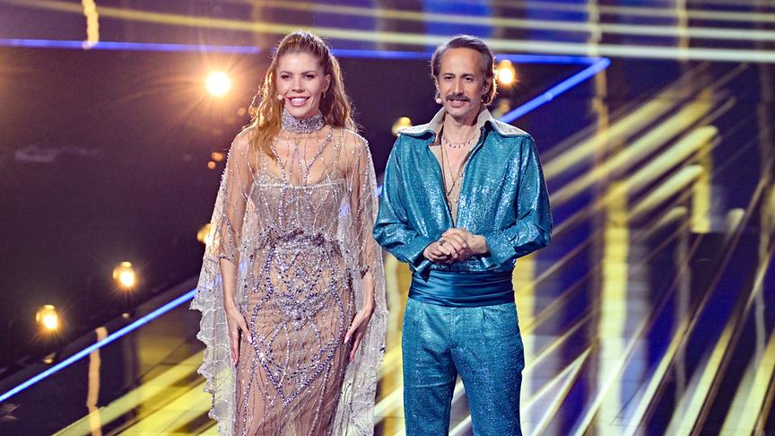 Victoria Swarovski und Michael Ostrowski bei den Proben für das ESC-Semifinale 2 auf der Bühne  vor einem Licht- und LED-Hintergrund.
