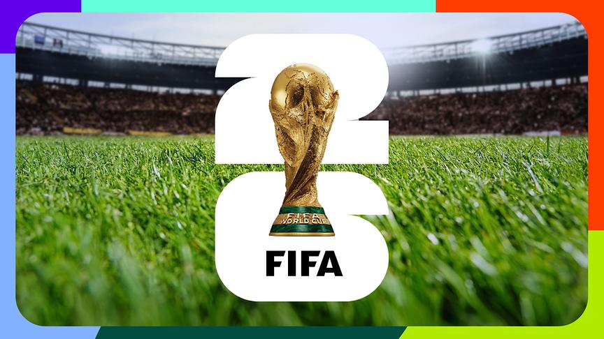 Der FIFA‑Fußball-WM‑Pokal steht zentral vor einem Fußballstadion auf grünem Rasen, überlagert von einer großen weißen „26“ und dem Schriftzug „FIFA“.