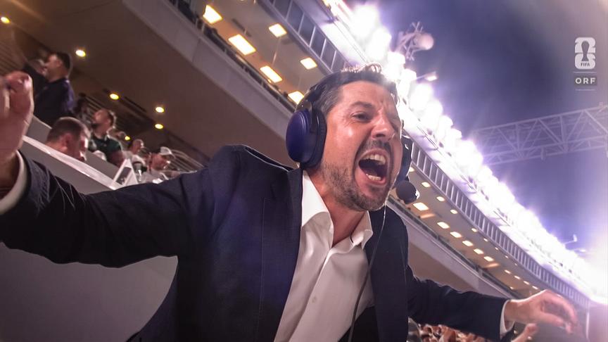 Große Emotionen bei ORF-Kommentator Daniel Warmuth im Stadion nach dem Ausgleichstor von  Sasa Kalajdzic beim Match Österreich gegen Algerien in der Nachspielzeit im WM-Sechzehntelfinale
