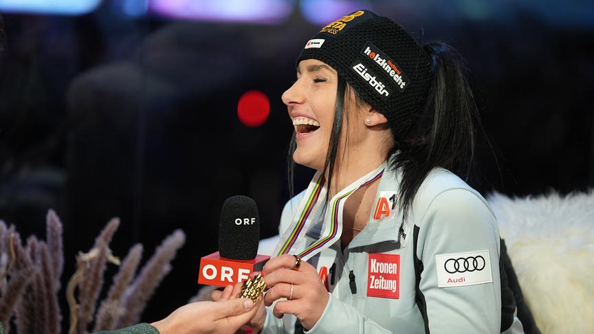 © ORF/Roman Zach-Kiesling FIS Alpine Ski WM 2025 Saalbach: Damen SuperG: Stephanie Venier, die bei der Ski-WM in Saalbach mit Gold im Super-G überraschend für die erste österreichische Medaille gesorgt hat, ist zu Gast bei Lukas Schweighofer im ORF WM-Studio.