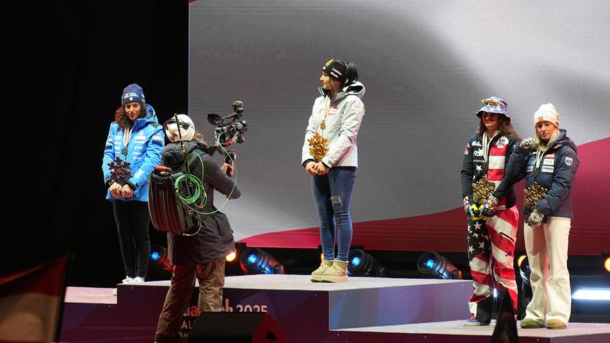 © ORF/Roman Zach-Kiesling FIS Alpine Ski WM 2025 Saalbach: Damen SuperG: Stephanie Venier bei der Verleihung der Goldmedaille. Aus dem ORF WM-Studio hat man den besten Blick auf die Medal-Plaza.