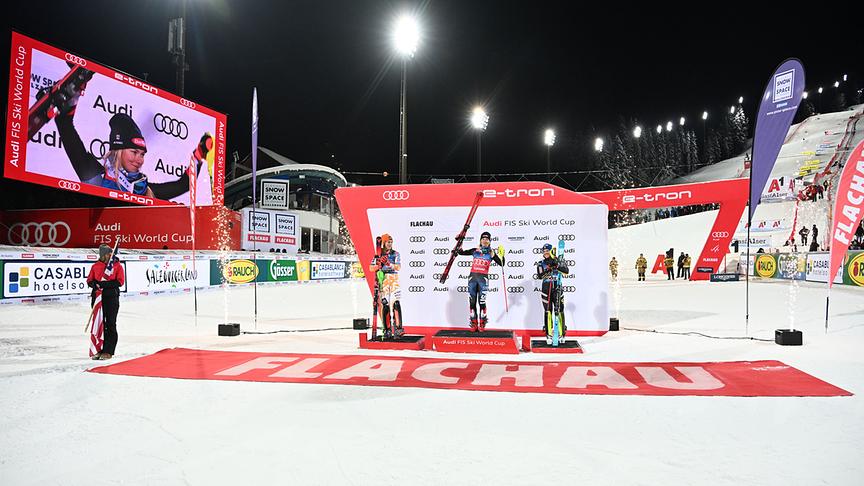 Petra Vlhova (SVK/Platz 2), Mikaela Shiffrin (USA/Platz1) und Sara Hector (SWE/Platz3) am Podium des Slaloms der Frauen am Dienstag, 16. Jänner 2024, in Flachau. 