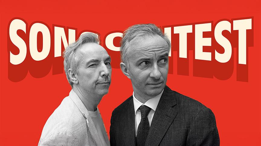 Jan Böhmermann und Olli Schulz stehen nebeneinander vor einem roten Hintergrund mit großem "Song Contest"-Schriftzug