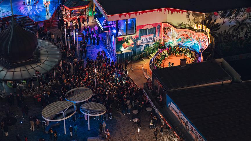 © ORF/FM4/NIKLAS SCHNAUBELT Eine nächtliche Vogelperspektive zeigt die eine dicht besuchte, bunt beleuchtete Eventlocation von FM4 Unlimited im Wiener Prater