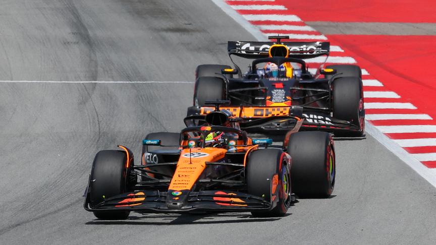 © APA/AFP/LLUIS GENE Der australische McLaren-Fahrer Oscar Piastri (links) führt vor dem niederländischen Red Bull Racing-Fahrer Max Verstappen während des Großen Preises von Spanien in der Formel 1 auf dem Circuit de Catalunya in Montmelo am Stadtrand von Barcelona am 1. Juni 2025.