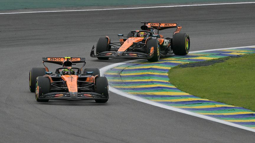 © APA/AFP/Nelson ALMEIDA Der britische McLaren-Fahrer Lando Norris fährt in Führung vor dem australischen McLaren-Fahrer Oscar Piastri während des Formel-1-Grand-Prix von Sao Paulo auf der Rennstrecke Jose Carlos Pace in Sao Paulo, Brasilien, am 9. November 2025.
