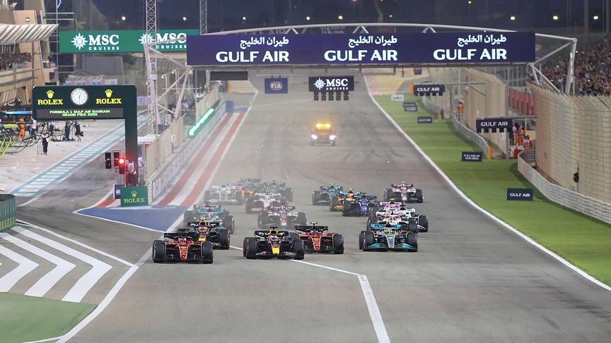 © APA/AFP/Giuseppe CACACE Ferrari's Monegasque driver Charles Leclerc (L) leads at the start of the Bahrain Formula One Grand Prix at the Bahrain International Circuit in the city of Sakhir on March 20, 2022.