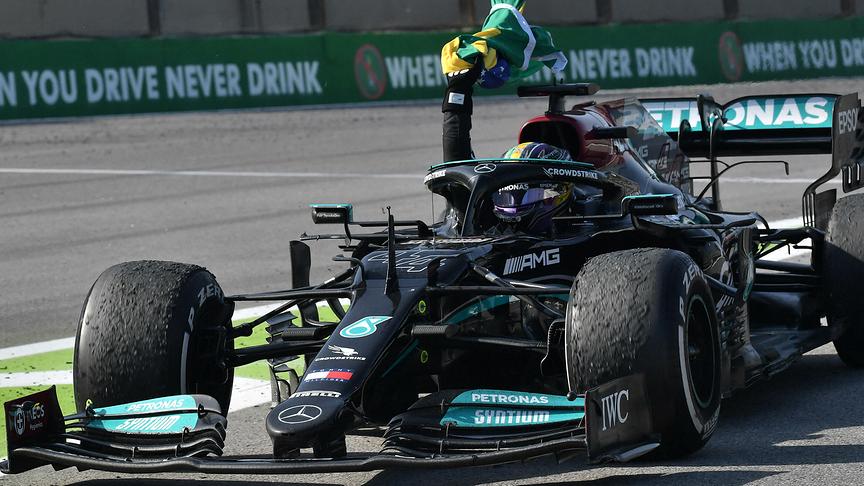 © APA/AFP/NELSON ALMEIDA Mercedes' British driver Lewis Hamilton celebrates with a Brazilian flag after winning Brazil's Formula One Sao Paulo Grand Prix at the Autodromo Jose Carlos Pace, or Interlagos racetrack, in Sao Paulo, on November 14, 2021.