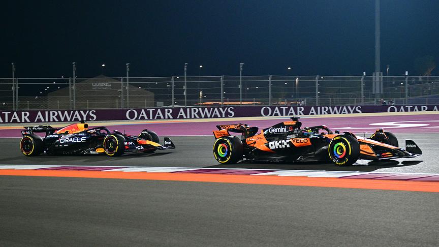 Der australische McLaren-Fahrer Oscar Piastri (R) und der niederländische Red-Bull-Racing-Fahrer Max Verstappen fahren abends während des Formel-1-Grand-Prix von Katar auf dem Lusail International Circuit in Lusail am 30. November 2025.