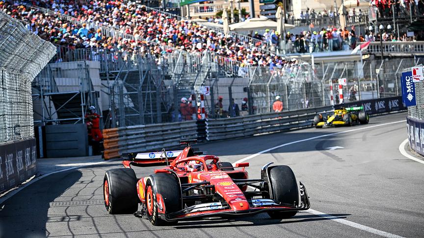 Ferraris monegassischer Fahrer Charles Leclerc fährt beim Formel-1-Grand-Prix von Monaco am 26. Mai 2024 auf dem Circuit de Monaco vor McLarens australischem Fahrer Oscar Piastri.