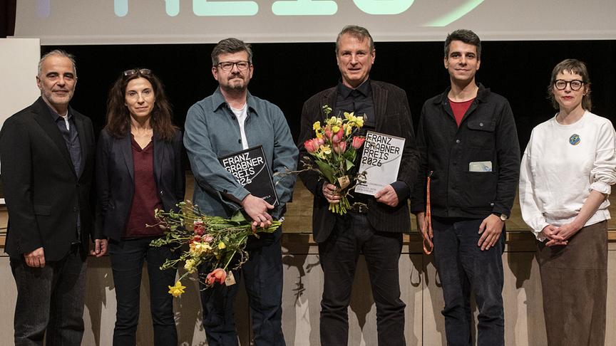 © ORF/Diagonale/Miriam Raneburger Gruppenfoto auf der Bühne bei der Preisverleihung zum Franz-Grabner-Preis 2026 mit Dominik Kamalzade, Karin Moser, Pavel Cuzuioc, Robert Styblo, Jakob Brossmann und Claudia Slanar