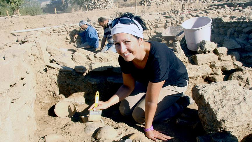 Archäologin Barbara Horejs mit Pinsel bei Ausgrabungen in der Türkei