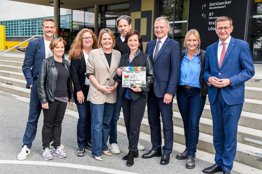 Frische Fälle und ein neues Team für die „Soko Linz“ mit Stemberger, Niedetzky, Steinocher, Pschill und Co.: Michael Steinocher, Alrun Fichtenbauer, Katharina Schenk, ORF-Programmdirektorin Stefanie Groiss-Horowitz, Produzent Florian Gebhardt, Katharina Stemberger, Landeshauptmann Thomas Stelzer, Angelika Niedetzky, Wirtschaftslandesrat Markus Achleitner