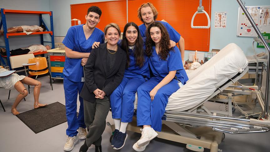 © ORF/Roman Zach-Kiesling Gruppenfoto mit Marko Kerezovic, ORF-Programmdirektorin Stefanie Groiss-Horowitz, Elif Duygu, Nils Arztmann und Annalena Hochgruber am ORF-Serien-Set „Pflegeleicht“