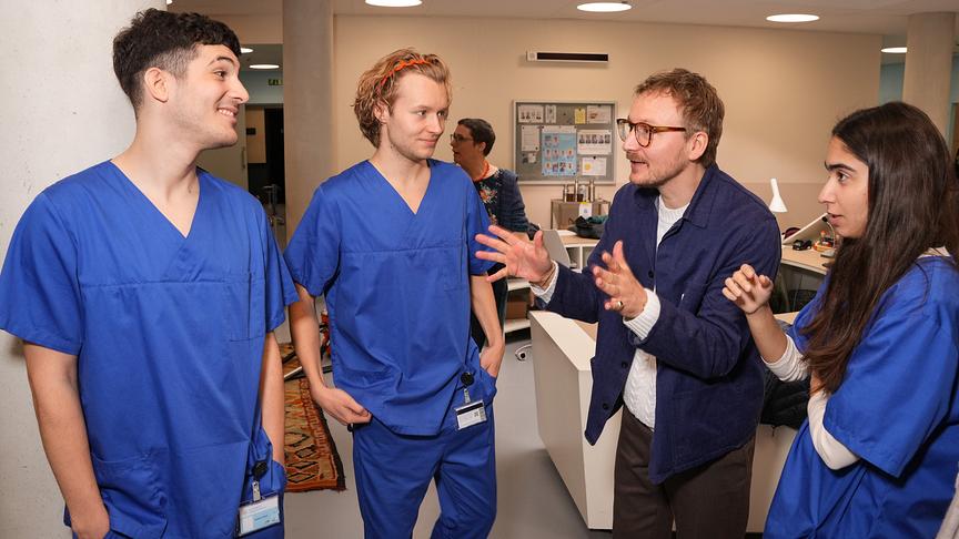 © ORF/Roman Zach-Kiesling Regisseur Michael Podogil mit Marko Kerezovic, Nils Arztmann und Elif Duygu am ORF-Serien-Set „Pflegeleicht“