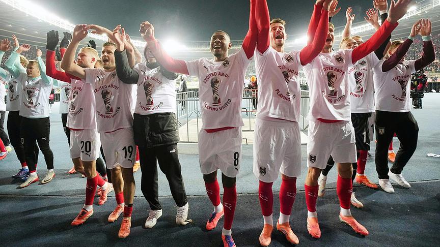 Die österreichische Fußball-Nationalmannschaft jubelt am Dienstag, 18. November 2025, nach Ende des Spiels zur WM-Qualifikation, Gruppe H, 10. Runde, zwischen Österreich und Bosnien-Herzegowina in Wien über das 1:1 Remis und die damit erfolgreiche WM-Qualifikation