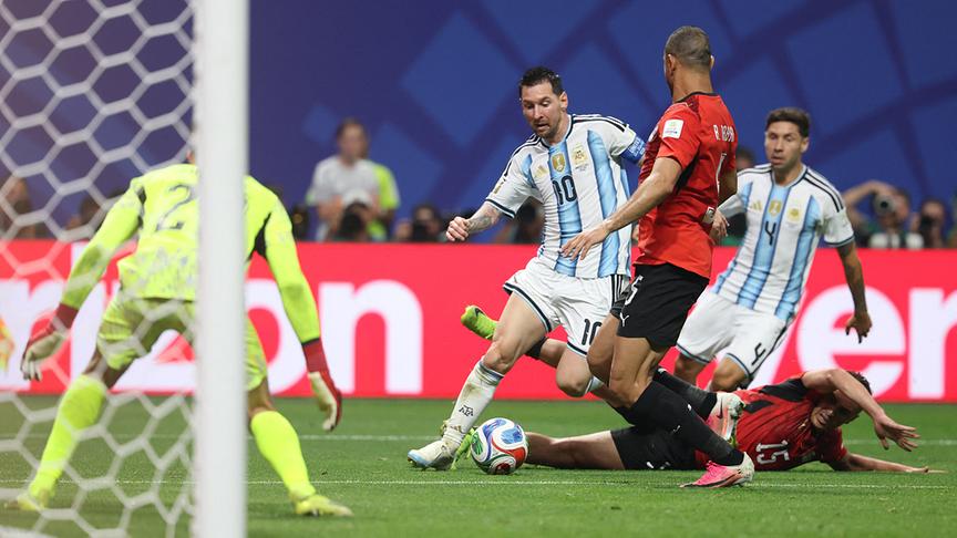 © APA/AFP/Odd ANDERSEN Der argentinische Stürmer Lionel Messi (Nr. 10) und der ägyptische Verteidiger Karim Hafez (Nr. 15) kämpfen um den Ball vor dem Tor während des Achtelfinalspiels der Fußball-Weltmeisterschaft 2026 zwischen Argentinien und Ägypten im Atlanta Stadium in Atlanta am 7. Juli 2026.