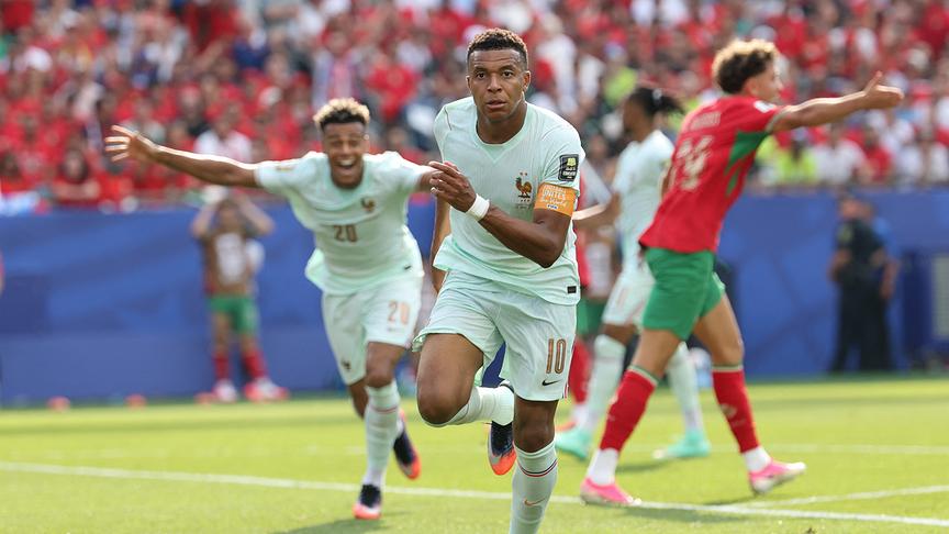 © APA/AFP/Odd ANDERSEN Der französische Stürmer Kylian Mbappé (Nr. 10) bejubelt mit weiteren Spielern im Hintergrund am Fußballfeld das erste Tor seiner Mannschaft im Viertelfinalspiel der Fußball-Weltmeisterschaft 2026 zwischen Frankreich und Marokko.