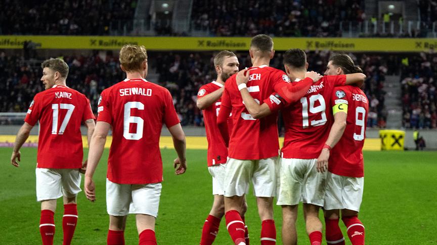 Das Österreichische Nationalteam in der Linzer Raiffeisen Arena feiert das 4 zu 1 durch Christoph Baumgartner (AUT) während dem Spiel in der 1. Runde der EM-Qualifikation Gruppe F zwischen Österreich und Aserbaidschan am Freitag, 24. März 2023, in Linz