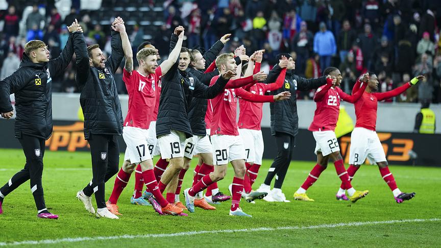 Die Österreicher jubeln am Montag, 27. März 2023, während des EM-Qualifikations-Spiels Österreich gegen Estland in Linz.