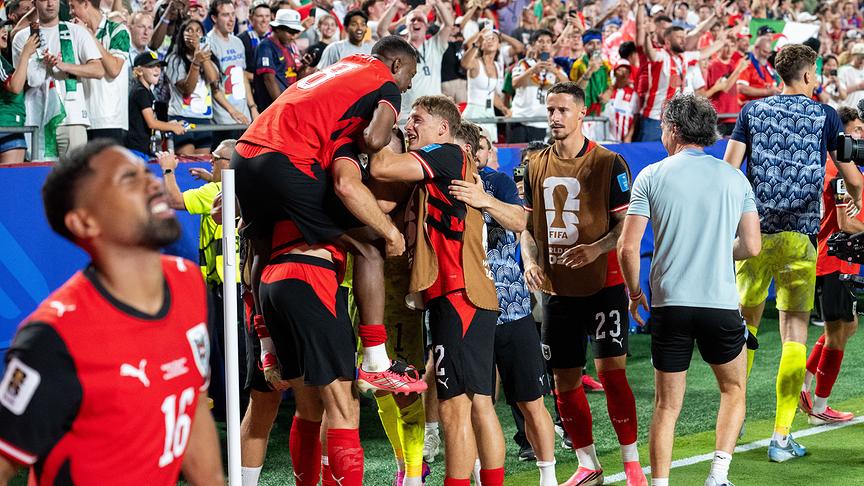 © APA/GEORG HOCHMUTH Sasa Kalajdzic (AUT) jubelt mit dem Team am Spielfeldrand, während im Hintergrund die Fans begeistert mitjubeln, nach seinem Tor zum 3:3 am Samstag, 27. Juni 2026, während der Begegnung zwischen Algerien und Österreich bei der FIFA Fussball-Weltmeisterschaft 2026 im Kansas-City-Stadium.