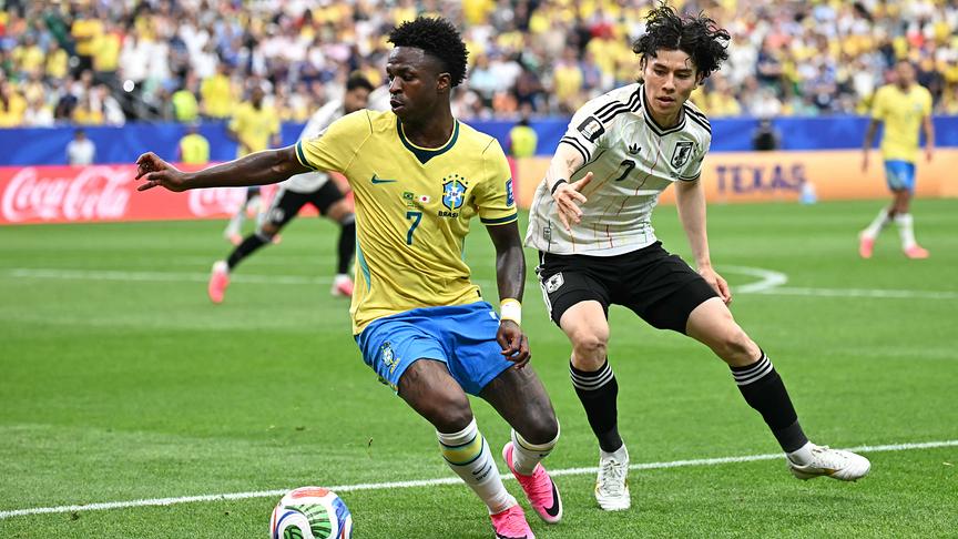 Der brasilianische Stürmer Vinicius Junior (Nr. 7, links) kämpft im Spiel der Runde der letzten 32 der WM 2026 zwischen Brasilien und Japan am 29. Juni 2026 im Houston Stadium in Houston mit dem japanischen Mittelfeldspieler Ao Tanaka (Nr. 7) um den Ball.