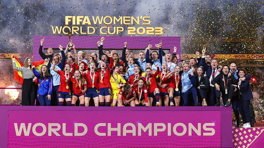 Spaniens Spieler und Funktionäre feiern mit der Trophäe, nachdem sie am 20. August 2023 im Stadium Australia in Sydney das letzte Fußballspiel der Frauen-Weltmeisterschaft Australien und Neuseeland 2023 zwischen Spanien und England gewonnen haben.