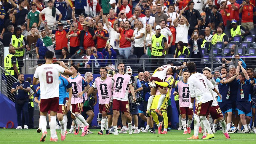 Spanische Fußballspieler feiern auf dem Fußballfeld vor Publikum nach dem Sieg im Halbfinale der Fußball-Weltmeisterschaft 2026 zwischen Frankreich und Spanien im Dallas Stadium in Arlington am 14. Juli 2026.