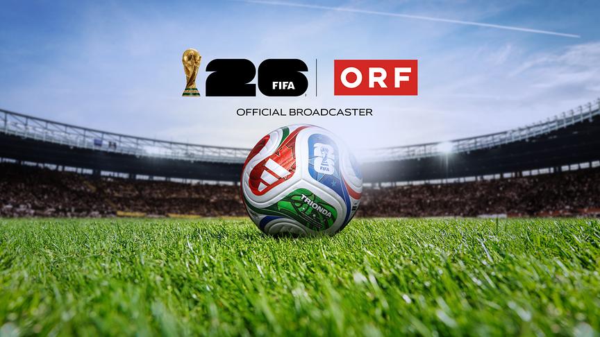 © ORF Ein Fußball liegt auf dem Rasen eines voll besetzten Stadions, darüber sind das FIFA‑WM‑Logo 2026 und das ORF‑Logo als offizieller Broadcaster eingeblendet.