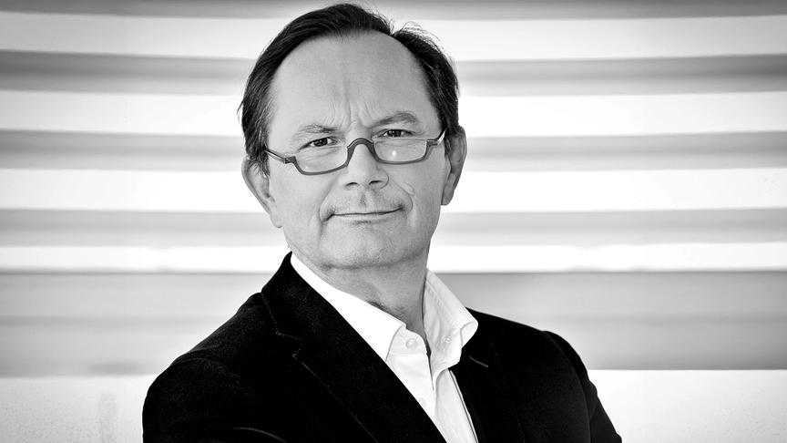 Schwarz-Weiß-Bild von Gerhard Klein in dunklem Anzug und weißem Hemd vor neutralem Hintergrund