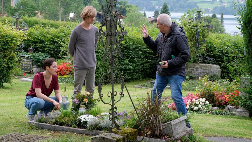 © ORF/SWR/Lailaps Films/Jacqueline Krause-Burberg "Gesicht der Erinnerung": Regisseur Dominik Graf bei den Dreharbeiten mit Verena Altenberger (Christina) und Alessandro Schuster (Patrick)