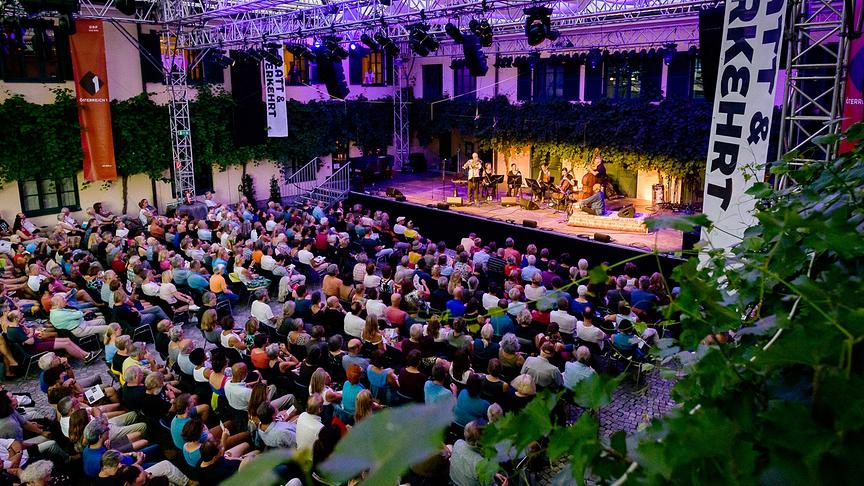 „Glatt & Verkehrt 2025“: Ö1 überträgt vier Abende live vom Weltmusik-Festival in Krems