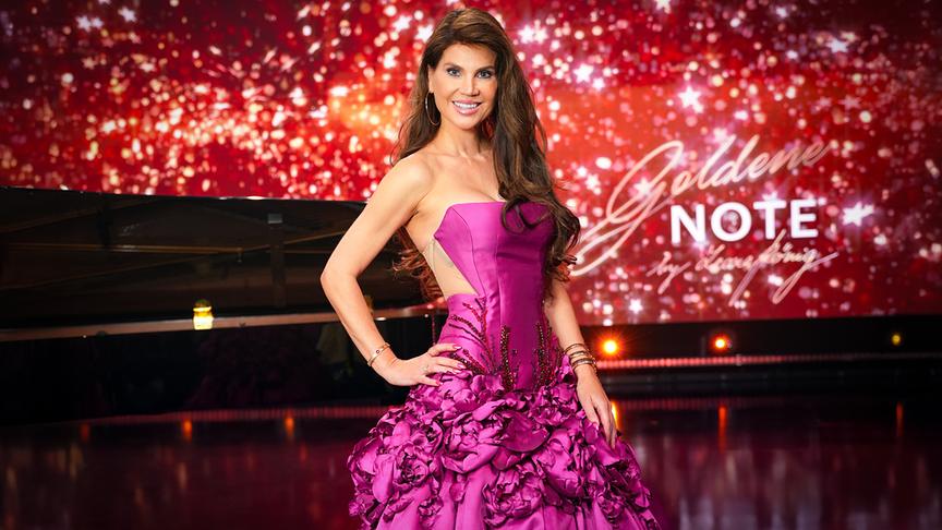  Leona König posiert in einem pink-violetten Ballkleid vor einem glitzernden Bühnenhintergrund mit der Aufschrift „Goldene Note“.