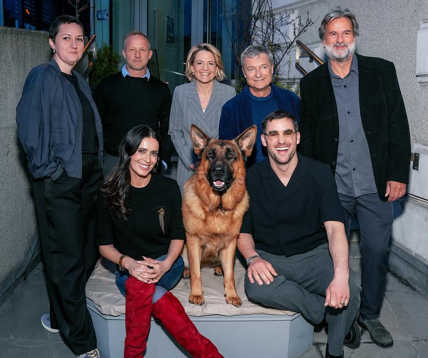 Gruppenfoto mit Regisseurin Esther Rauch, Maximilian Brückner, Doris Golpashin, ORF-Programmdirektorin Stefanie Groiss-Horowitz, Alfred Dorfer, Ferdinand Seebacher und Regisseur Andreas Kopriva vor der Urania bei der ORF-Präsentation zu "Kommissar Rex"