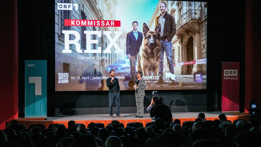 Produzent Oliver Auspitz, ORF-FIlm- und Serienchefin Andrea Bogad-Radatz auf der Kinobühne in der Wiener Urania bei der ORF-Präsentation zu "Kommissar Rex"