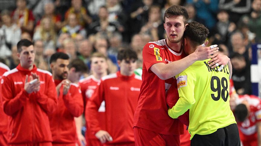 © APA/AFP/INA FASSBENDER Österreichs Linksverteidiger Nr. 53 Mykola Bilyk tröstet Österreichs Torhüter Nr. 98 Constantin Möstl nach dem Hauptrundenspiel der Herren-EURO 2024 EHF Handball-Europameisterschaft zwischen Österreich und Island am 24. Januar 2024 in Köln, Westdeutschland.