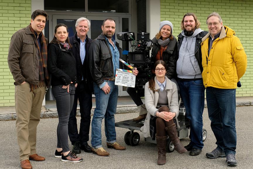 © ORF/Graf Film/Petro Domenigg "Harri Pinter, Drecksau": Robert Putzinger , Annemarie Pilgram (Producerin Graf Film), Klaus Graf, Juergen Maurer, Philine Schmölzer, Petra Korner (mit Haube, Kamerafrau), Andreas Schmied (Regie), Klaus Lintschinger