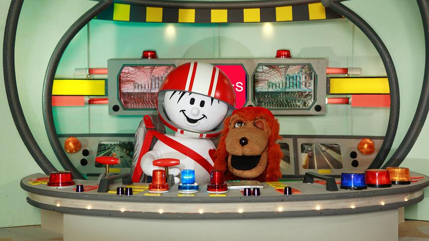 © ORF/KFV Helmi und Sokrates hinter ihrem Schreibtisch im "Helmi-Kinder-Verkehrs-Club"-Studio