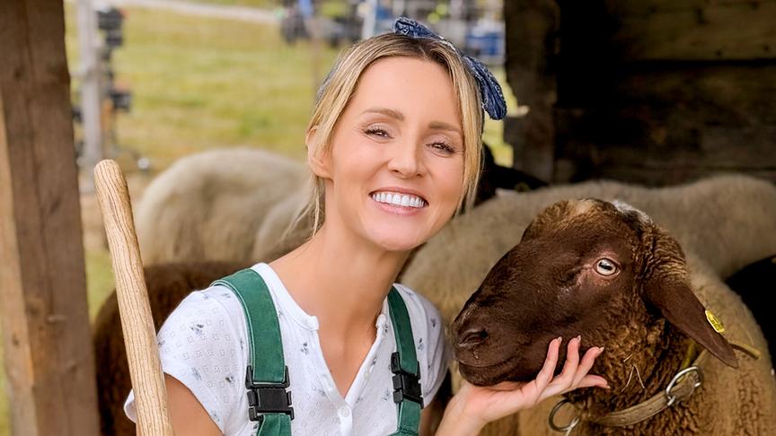 © ORF/Graf Film/Melissa Naschenweng „Herzklang – Zurück zu mir“ (AT): Melissa Naschenweng bei Dreharbeiten zu romantischer ORF-Komödie zwischen Bühne und Bauernhof
