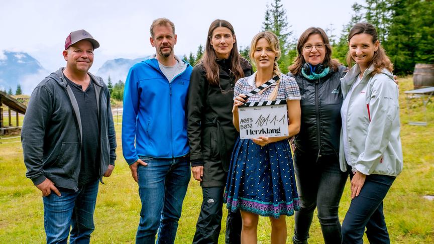 © ORF/Graf Film/Thomas Weilguny „Herzklang – Zurück zu mir“ (AT): Melissa Naschenweng bei Dreharbeiten zu romantischer ORF-Komödie zwischen Bühne und Bauernhof