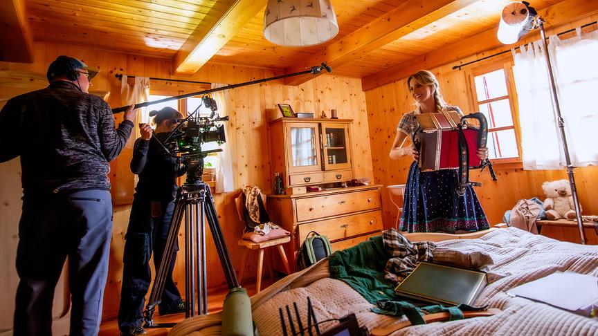 © ORF/Graf Film/Thomas Weilguny „Herzklang – Zurück zu mir“ (AT): Melissa Naschenweng bei Dreharbeiten zu romantischer ORF-Komödie zwischen Bühne und Bauernhof