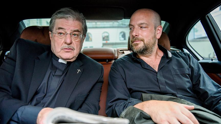© ORF/BR/maze pictures GmbH/Barbara Bauriedl "Himmel, Herrgott, Sakrament - Neue Freunde": Kardinal Georg Brunnenmayr (Erwin Steinhauer) holt Hans Reiser (Stephan Zinner) vom Gefängnis ab.