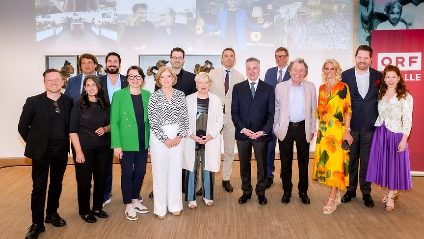 Gruppenfoto mit Andreas Gergen, Sharon Nuni , Ernst Buchrucker, Clemens Unterreiner, Lilli Paasikivi, Ingrid Thurnher, Peter Fässlacher, Karin Bergmann, Bogdan Roščić, Daniel Froschauer, Kurt Reissnegger, Rudolf Buchbinder, Kathrin Zierhut Kunz, Daniel Serafin und Teresa Vogl vor einer Präsentationswand bei der ORF-Kultursommer 2026-Präsentation.